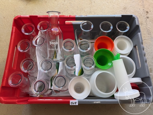 Bild 018 - Gläser und Vorratsflaschen