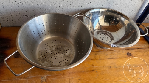 Bild 212 - 2 große Edelstahl-Siebe