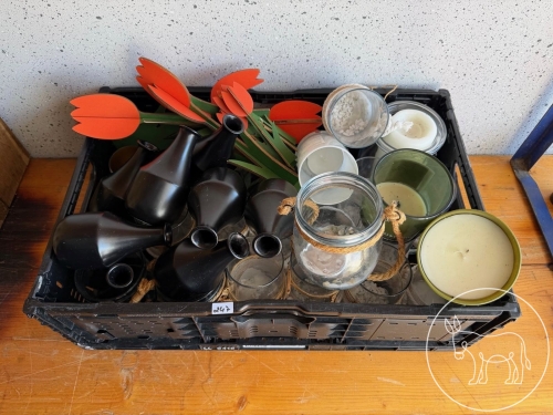 Bild 247 - Kiste mit Dekoutensilien