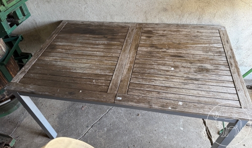 415 - Teakholztisch auf Metallfüßen