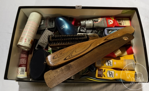 Bild 093 - diverse Schuhreinigungsutensilien